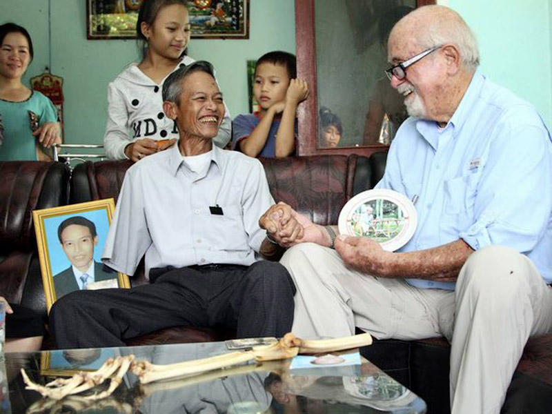 Фотография: Американский врач вернул вьетнамцу его ампутированную полвека назад руку №3 - BigPicture.ru