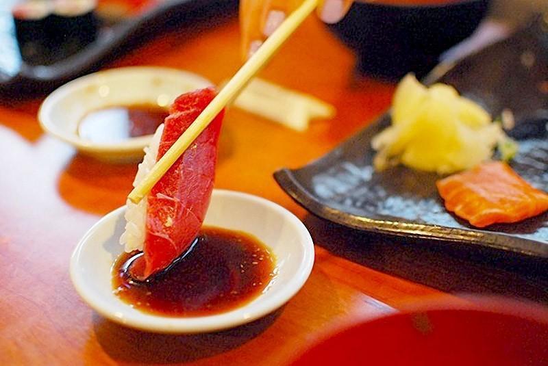 Фотография: Как правильно есть суши №10 - BigPicture.ru