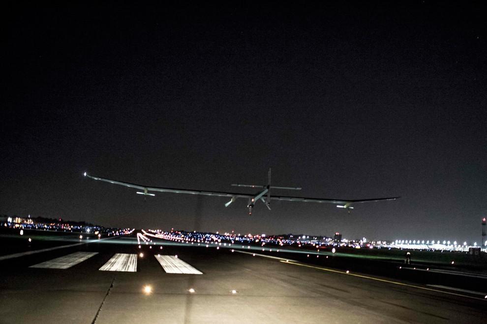 Фотография: Solar Impulse завершил свой исторический полет над США №17 - BigPicture.ru