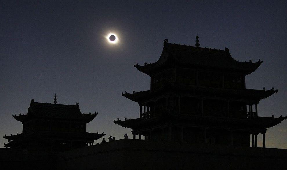 Фотография: Самые потрясающие фото солнечного затмения №4 - BigPicture.ru