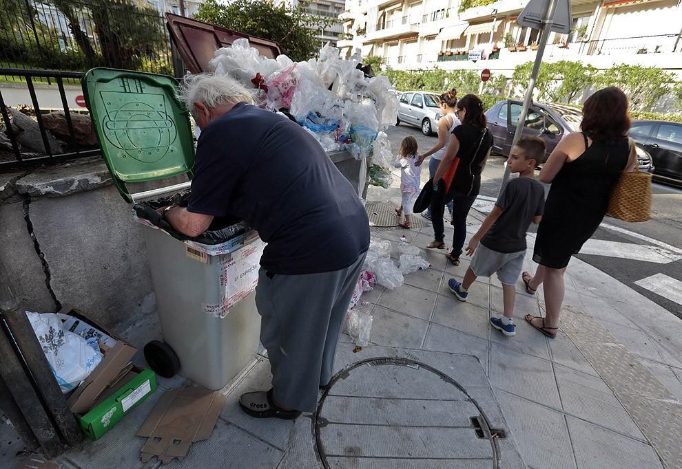Фотография: Французский пенсионер питается из мусорных контейнеров №2 - BigPicture.ru