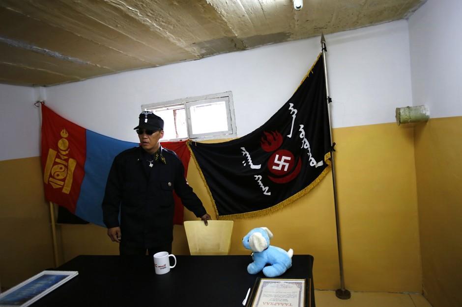 Фотография: Монгольские неонацисты переименовались в защитников окружающей среды №14 - BigPicture.ru