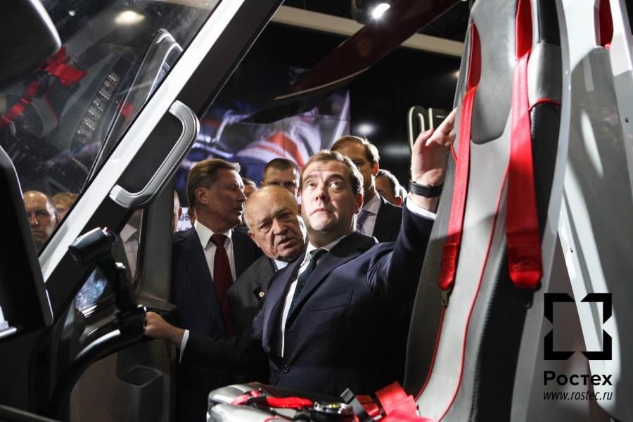 Фотография: Зачем Медведев залез в вертолет? №2 - BigPicture.ru