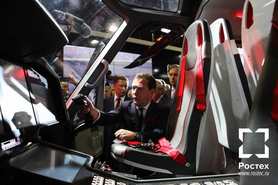 Фотография: Зачем Медведев залез в вертолет? №6 - BigPicture.ru