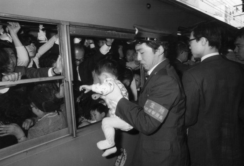 Фотография: Что приходится терпеть пассажирам токийской подземки в час пик №4 - BigPicture.ru
