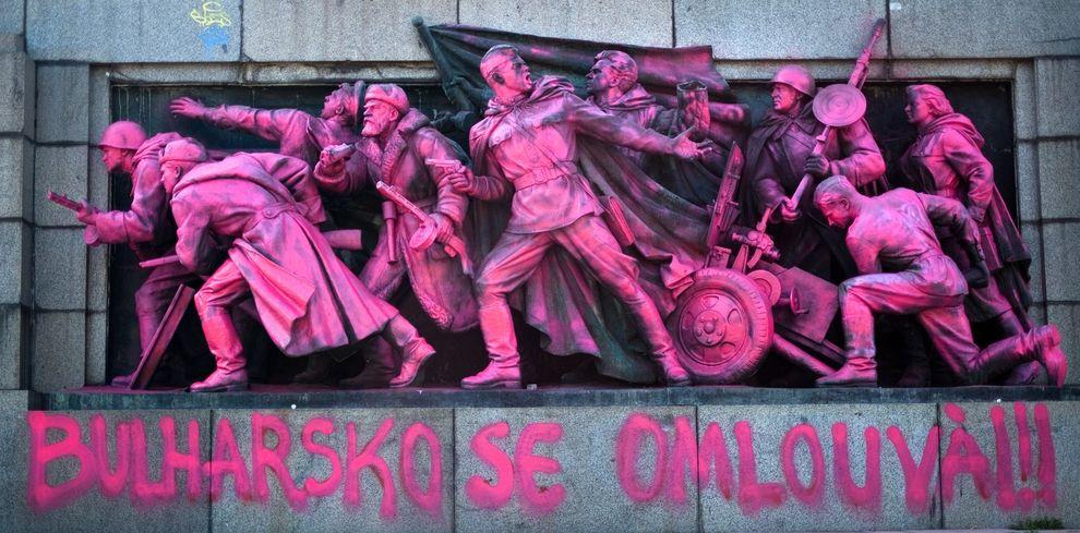 Фотография: В Софии раскрасили советских солдат №2 - BigPicture.ru