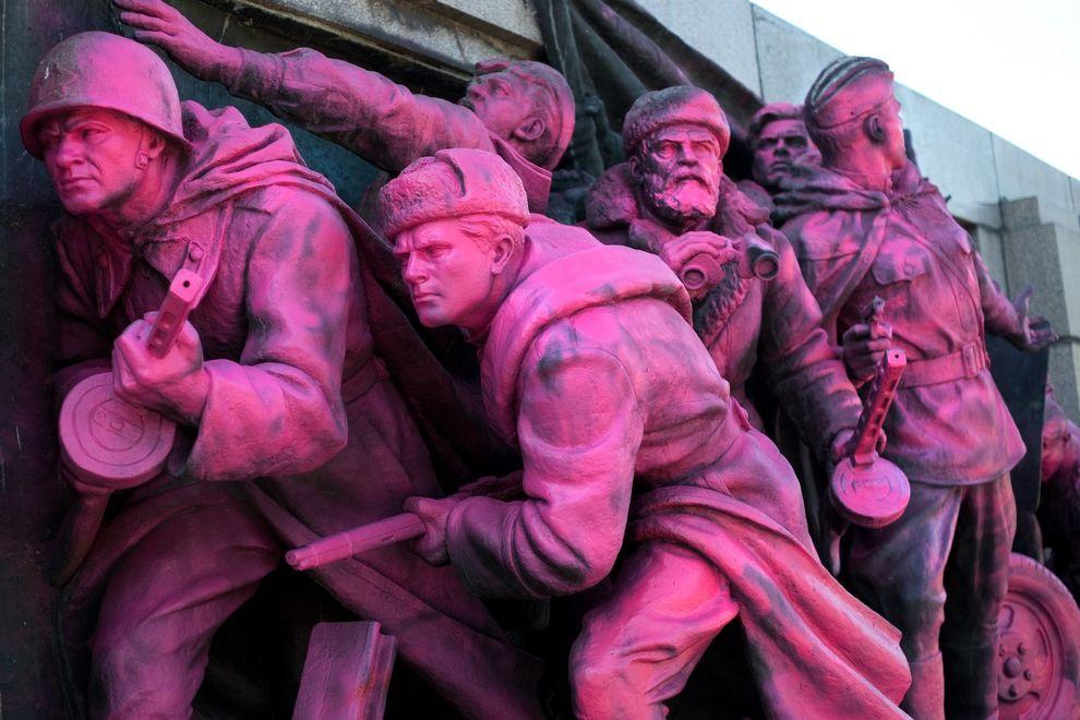 Фотография: В Софии раскрасили советских солдат №4 - BigPicture.ru