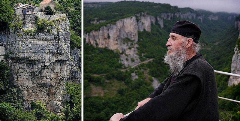 Фотография: Грузинский монах 20 лет живет на сорокаметровом известняковом монолите в Имеретии №1 - BigPicture.ru