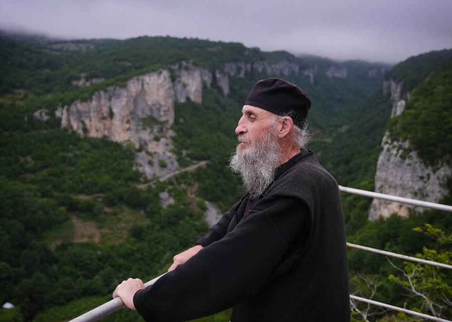 Фотография: Грузинский монах 20 лет живет на сорокаметровом известняковом монолите в Имеретии №2 - BigPicture.ru