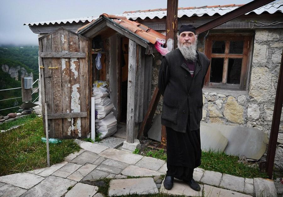 Фотография: Грузинский монах 20 лет живет на сорокаметровом известняковом монолите в Имеретии №4 - BigPicture.ru