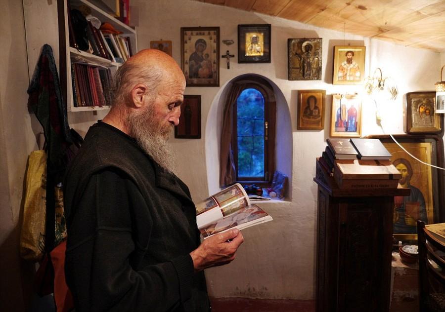 Фотография: Грузинский монах 20 лет живет на сорокаметровом известняковом монолите в Имеретии №9 - BigPicture.ru
