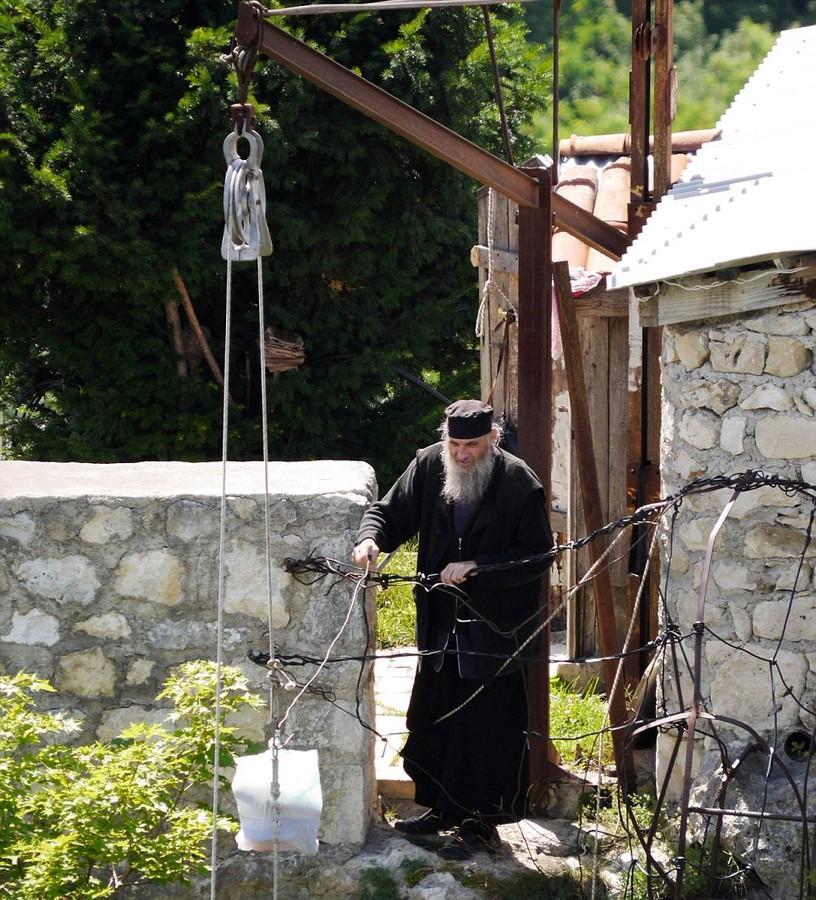 Фотография: Грузинский монах 20 лет живет на сорокаметровом известняковом монолите в Имеретии №10 - BigPicture.ru