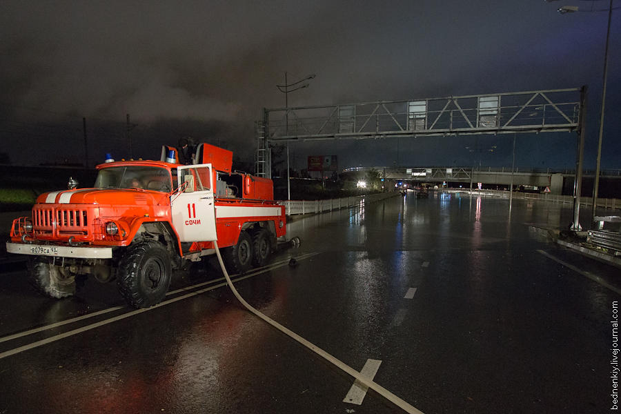 Фотография: В Сочи произошло затопление участков федеральной трассы М-27, развязок и площади ЖД станции Адлер №23 - BigPicture.ru