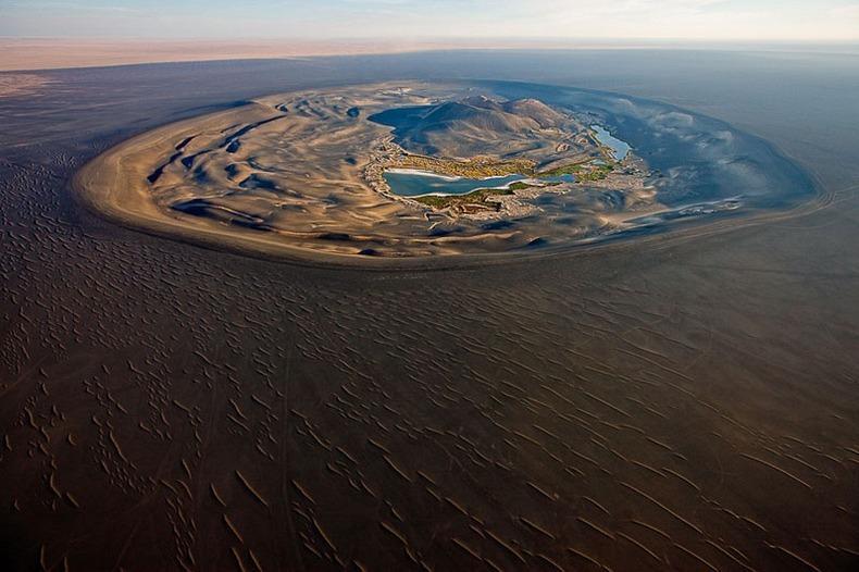 Фотография: Вау-ан-Намус - оазис в вулканическом кратере №2 - BigPicture.ru