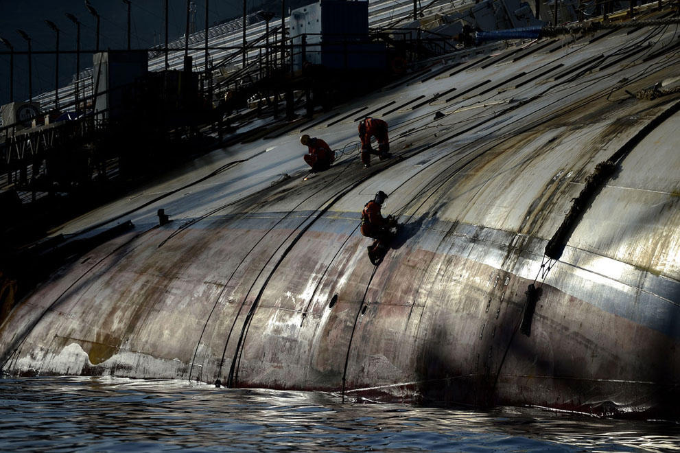 Фотография: Самая дорогостоящая операция в истории: Подъем лайнера Коста Конкордия №21 - BigPicture.ru