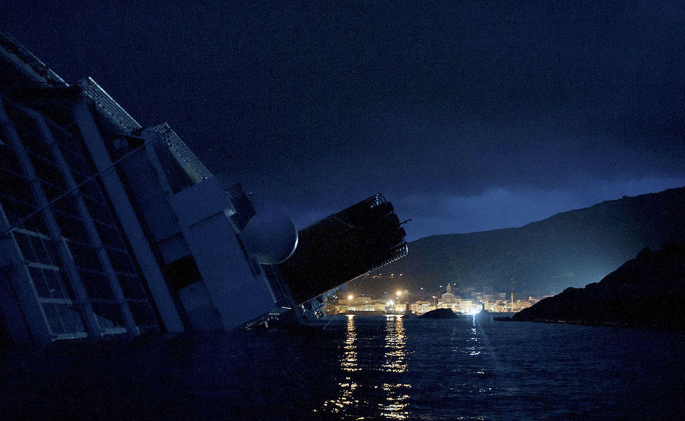 Фотография: Самая дорогостоящая операция в истории: Подъем лайнера Коста Конкордия №6 - BigPicture.ru