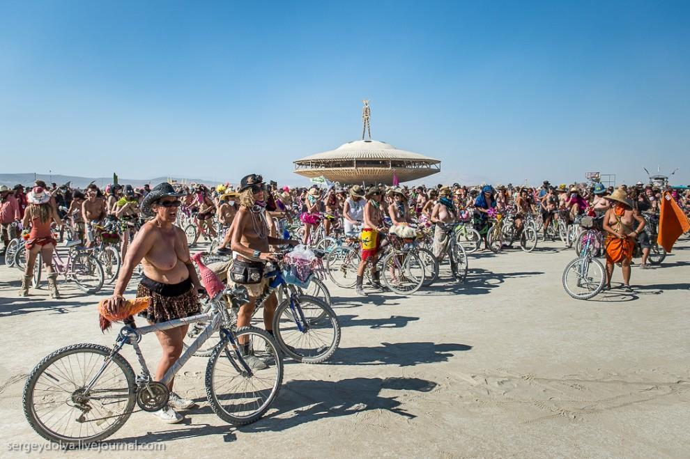 Фотография: Burning Man 2013. 10 000 голых сисек в пустыне №4 - BigPicture.ru
