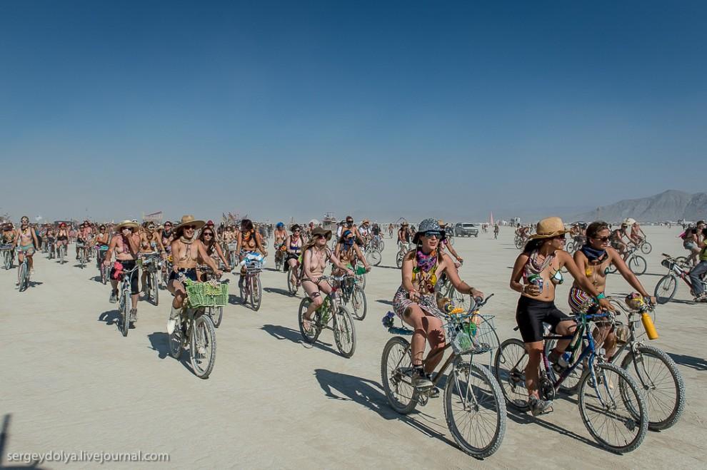 Фотография: Burning Man 2013. 10 000 голых сисек в пустыне №9 - BigPicture.ru