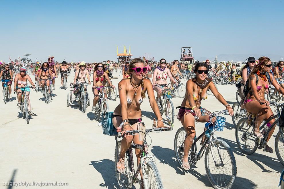 Фотография: Burning Man 2013. 10 000 голых сисек в пустыне №11 - BigPicture.ru