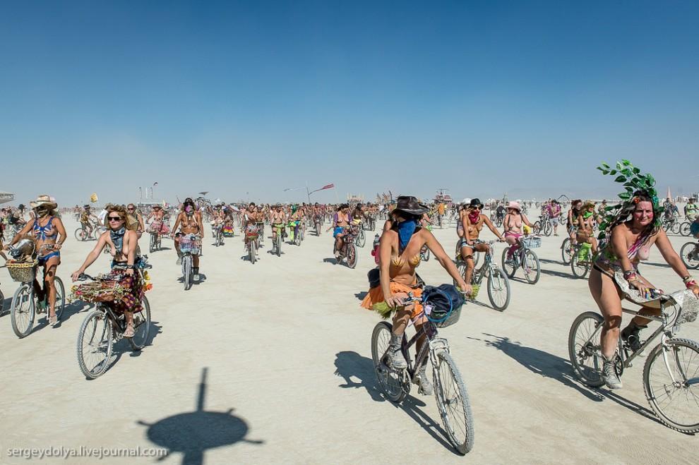 Фотография: Burning Man 2013. 10 000 голых сисек в пустыне №12 - BigPicture.ru