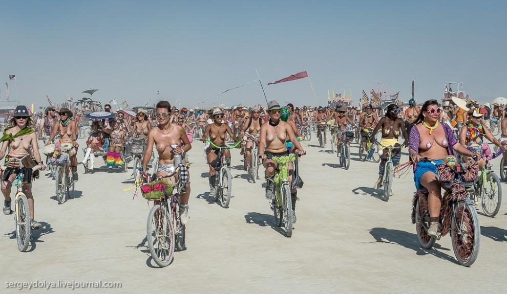 Фотография: Burning Man 2013. 10 000 голых сисек в пустыне №13 - BigPicture.ru