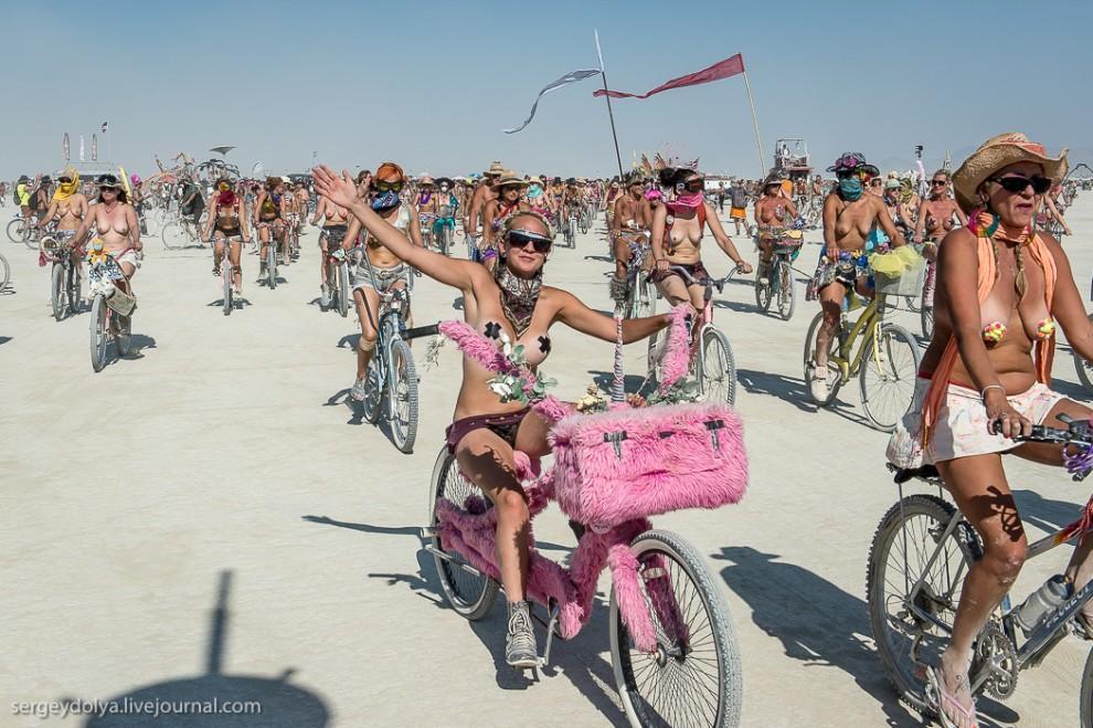 Фотография: Burning Man 2013. 10 000 голых сисек в пустыне №14 - BigPicture.ru