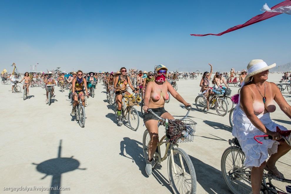 Фотография: Burning Man 2013. 10 000 голых сисек в пустыне №15 - BigPicture.ru