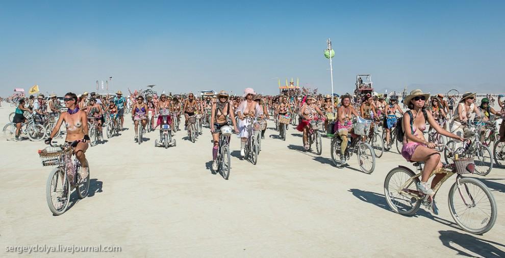 Фотография: Burning Man 2013. 10 000 голых сисек в пустыне №17 - BigPicture.ru