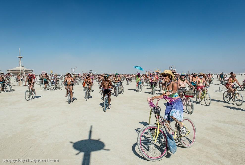 Фотография: Burning Man 2013. 10 000 голых сисек в пустыне №19 - BigPicture.ru