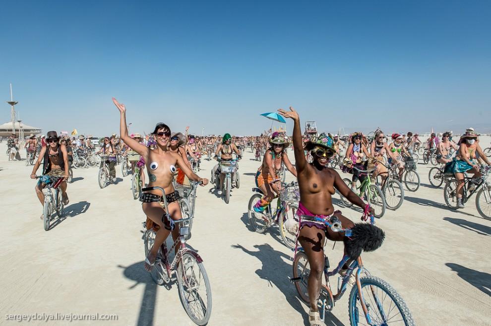 Фотография: Burning Man 2013. 10 000 голых сисек в пустыне №20 - BigPicture.ru