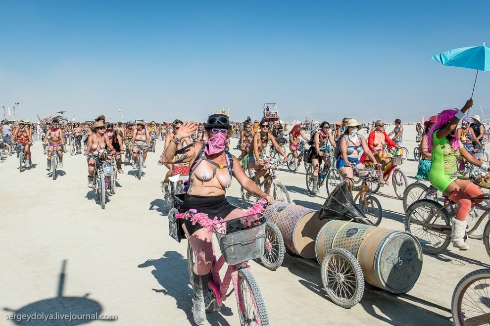 Фотография: Burning Man 2013. 10 000 голых сисек в пустыне №21 - BigPicture.ru