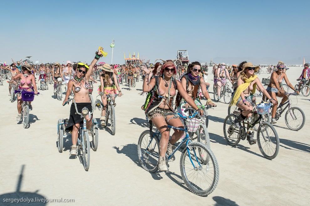 Фотография: Burning Man 2013. 10 000 голых сисек в пустыне №22 - BigPicture.ru