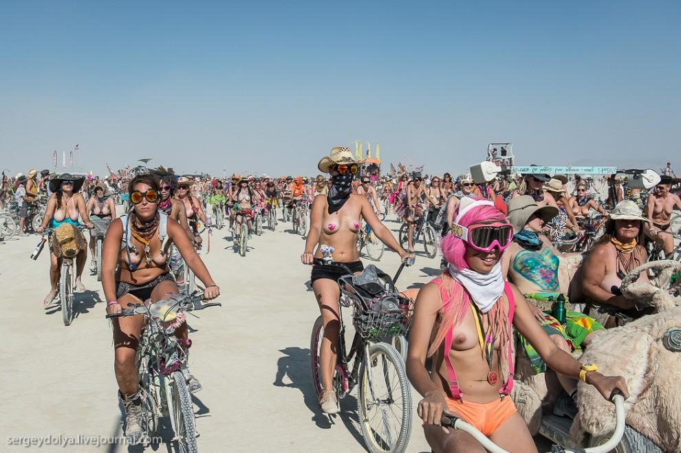 Фотография: Burning Man 2013. 10 000 голых сисек в пустыне №23 - BigPicture.ru