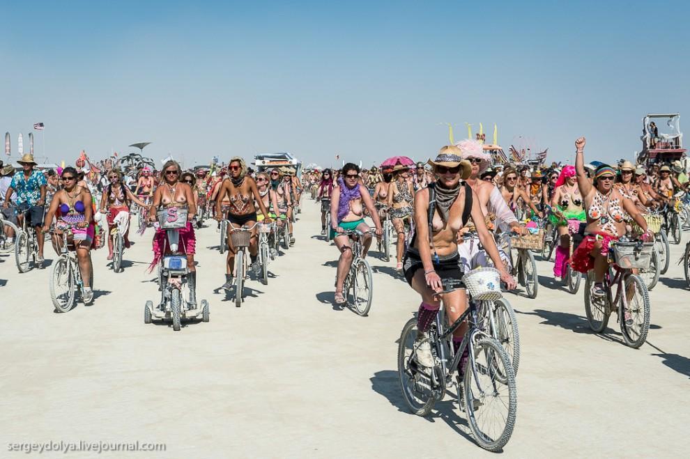 Фотография: Burning Man 2013. 10 000 голых сисек в пустыне №24 - BigPicture.ru