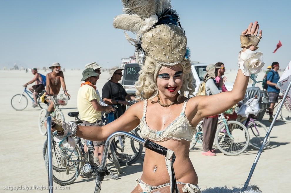 Фотография: Burning Man 2013. 10 000 голых сисек в пустыне №25 - BigPicture.ru