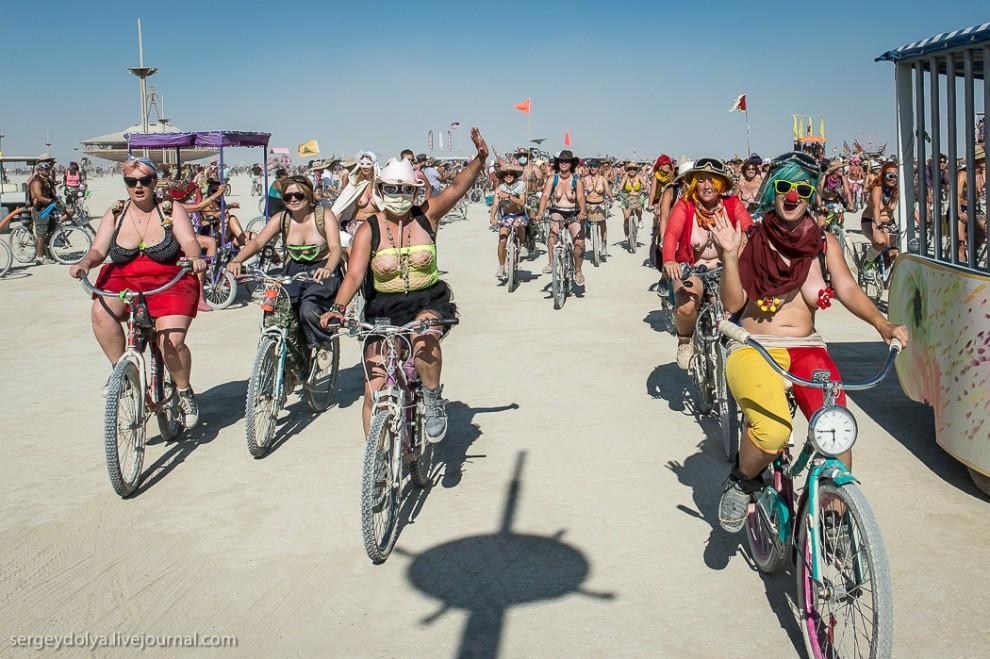 Фотография: Burning Man 2013. 10 000 голых сисек в пустыне №26 - BigPicture.ru