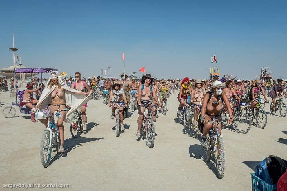Фотография: Burning Man 2013. 10 000 голых сисек в пустыне №27 - BigPicture.ru