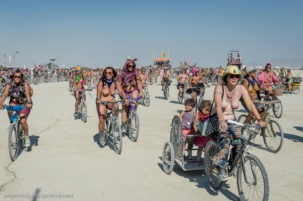 Фотография: Burning Man 2013. 10 000 голых сисек в пустыне №29 - BigPicture.ru