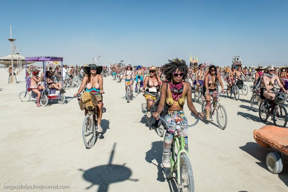 Фотография: Burning Man 2013. 10 000 голых сисек в пустыне №30 - BigPicture.ru