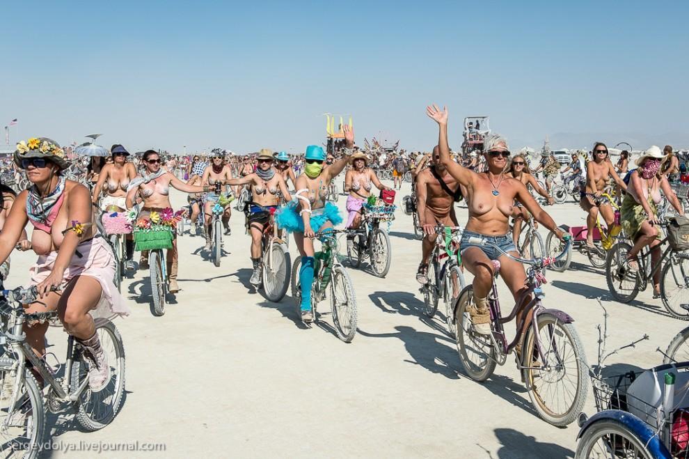 Фотография: Burning Man 2013. 10 000 голых сисек в пустыне №32 - BigPicture.ru