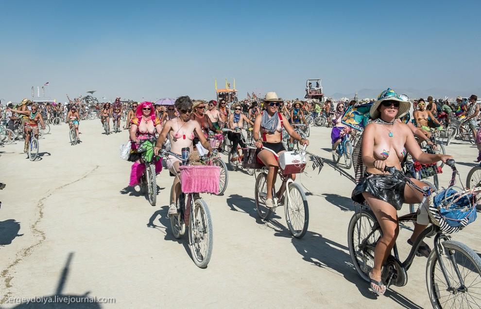 Фотография: Burning Man 2013. 10 000 голых сисек в пустыне №34 - BigPicture.ru