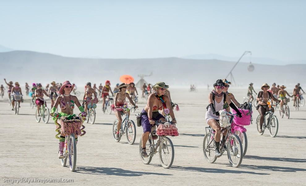 Фотография: Burning Man 2013. 10 000 голых сисек в пустыне №44 - BigPicture.ru
