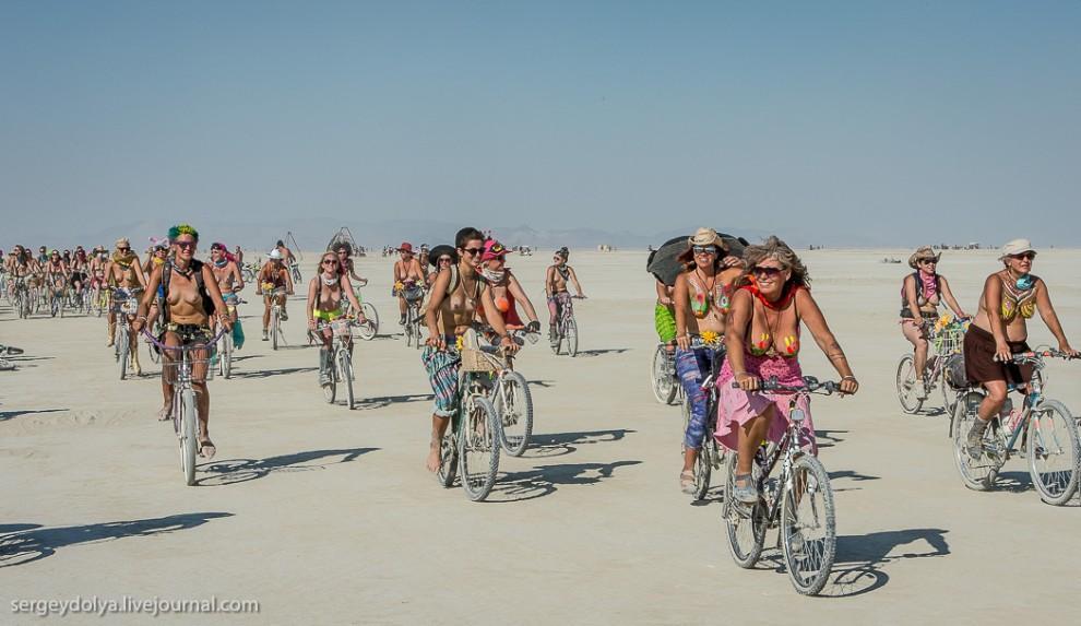 Фотография: Burning Man 2013. 10 000 голых сисек в пустыне №46 - BigPicture.ru