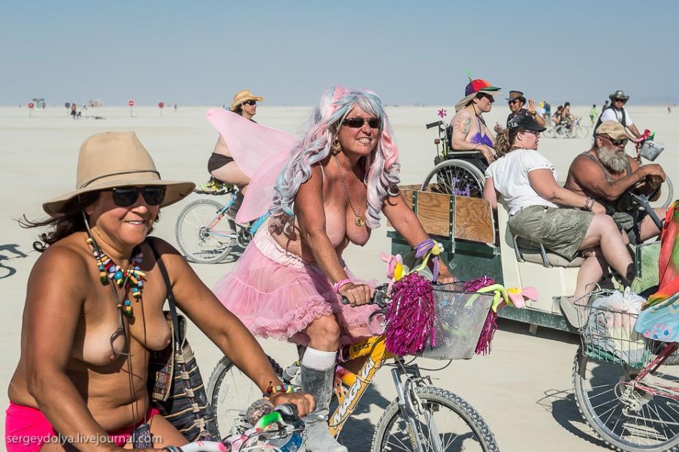 Фотография: Burning Man 2013. 10 000 голых сисек в пустыне №47 - BigPicture.ru