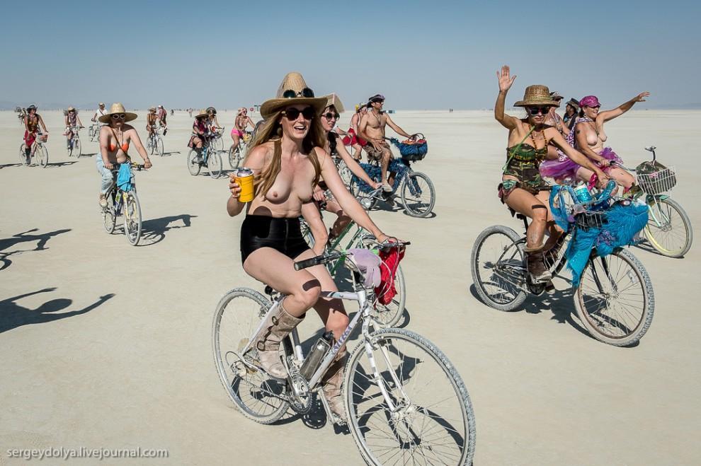 Фотография: Burning Man 2013. 10 000 голых сисек в пустыне №56 - BigPicture.ru
