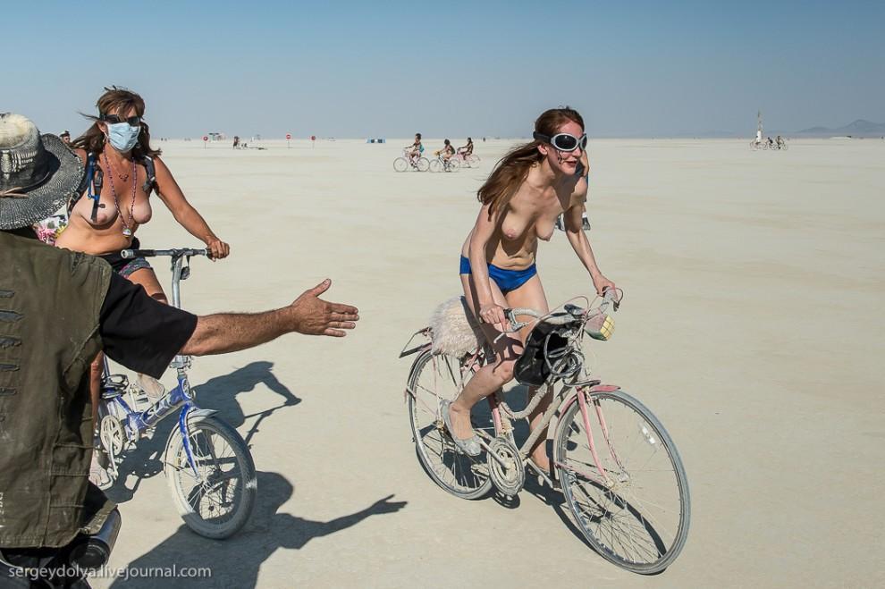 Фотография: Burning Man 2013. 10 000 голых сисек в пустыне №57 - BigPicture.ru