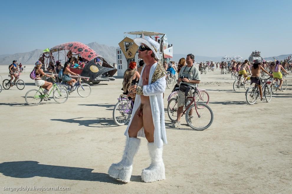 Фотография: Burning Man 2013. 10 000 голых сисек в пустыне №58 - BigPicture.ru