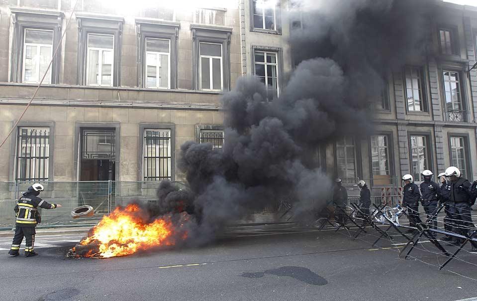 Фотография: Полиция Брюсселя ощутила весь гнев пожарных города №6 - BigPicture.ru