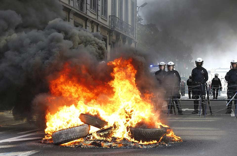 Фотография: Полиция Брюсселя ощутила весь гнев пожарных города №5 - BigPicture.ru