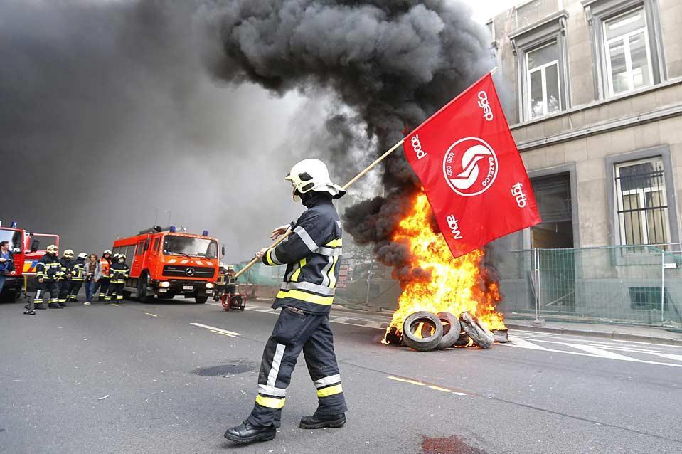 Фотография: Полиция Брюсселя ощутила весь гнев пожарных города №3 - BigPicture.ru
